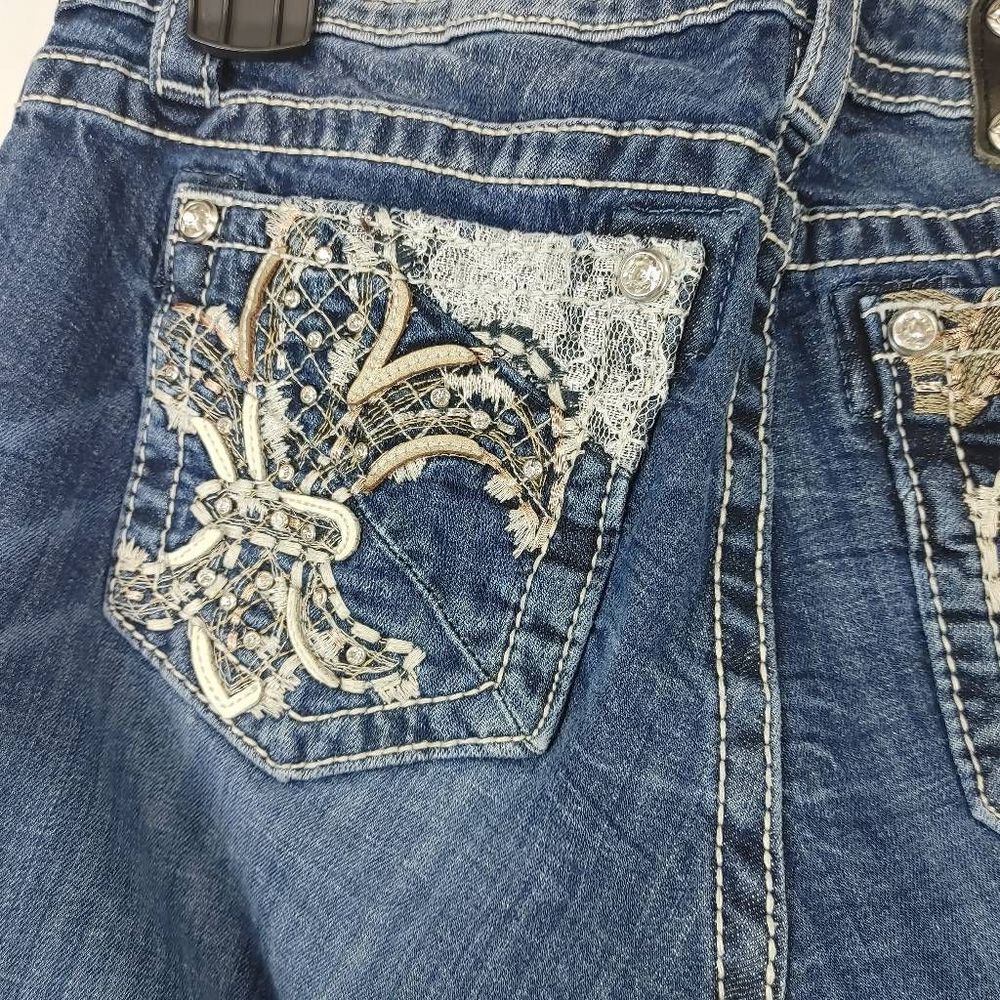 Miss Me Signature Skinny Jeans Womens 29 Medium Wash Studded.
Waist 16"
Rise 8.5 - Picture 6 of 8